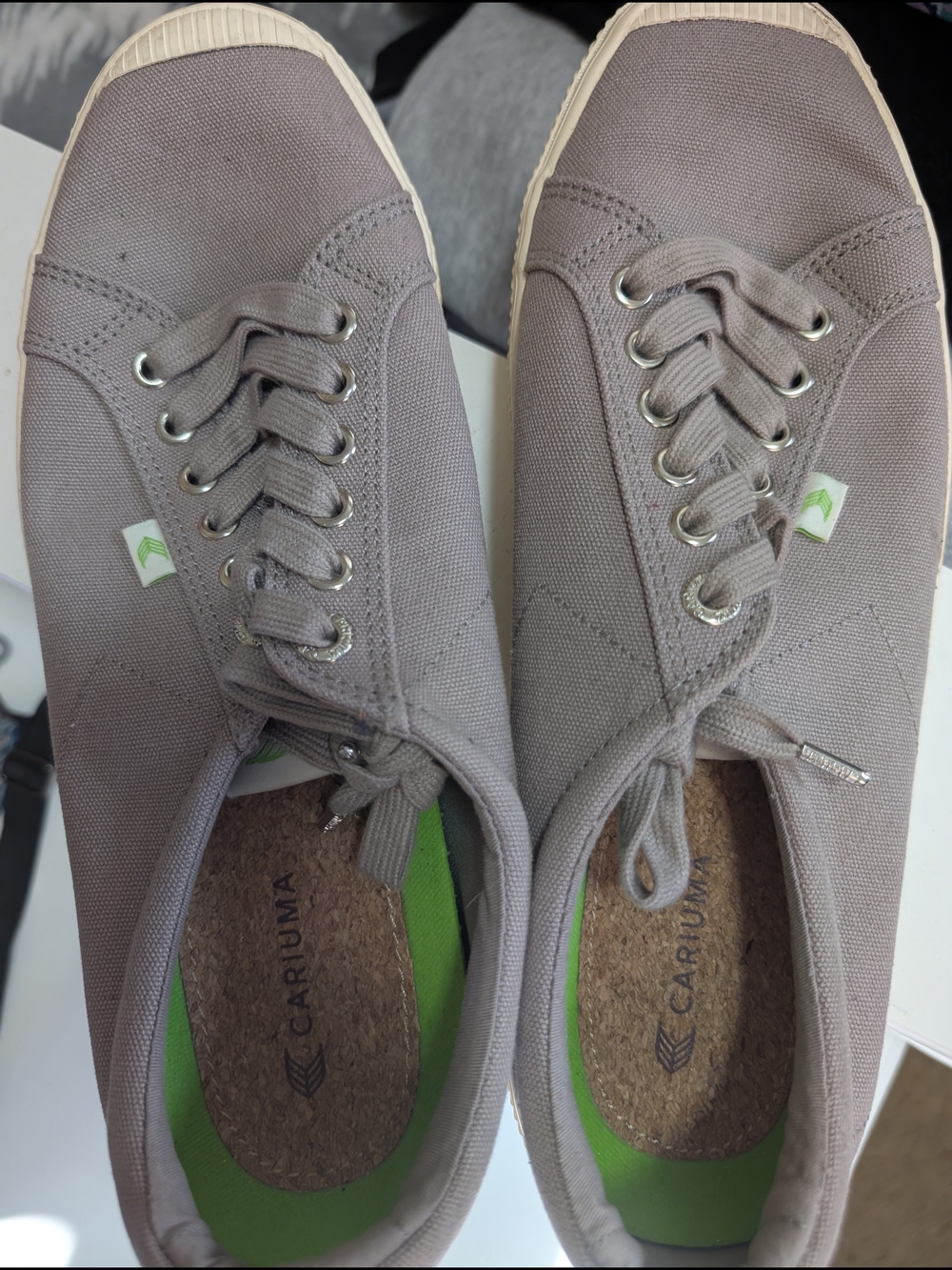 Cariuma Taupe Low-Top Sneaker with Bright Green Insole